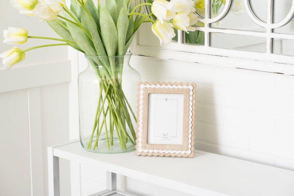 8x10x1 wood photo frame (SCALLOP) ntrl/wh (5x7) pic