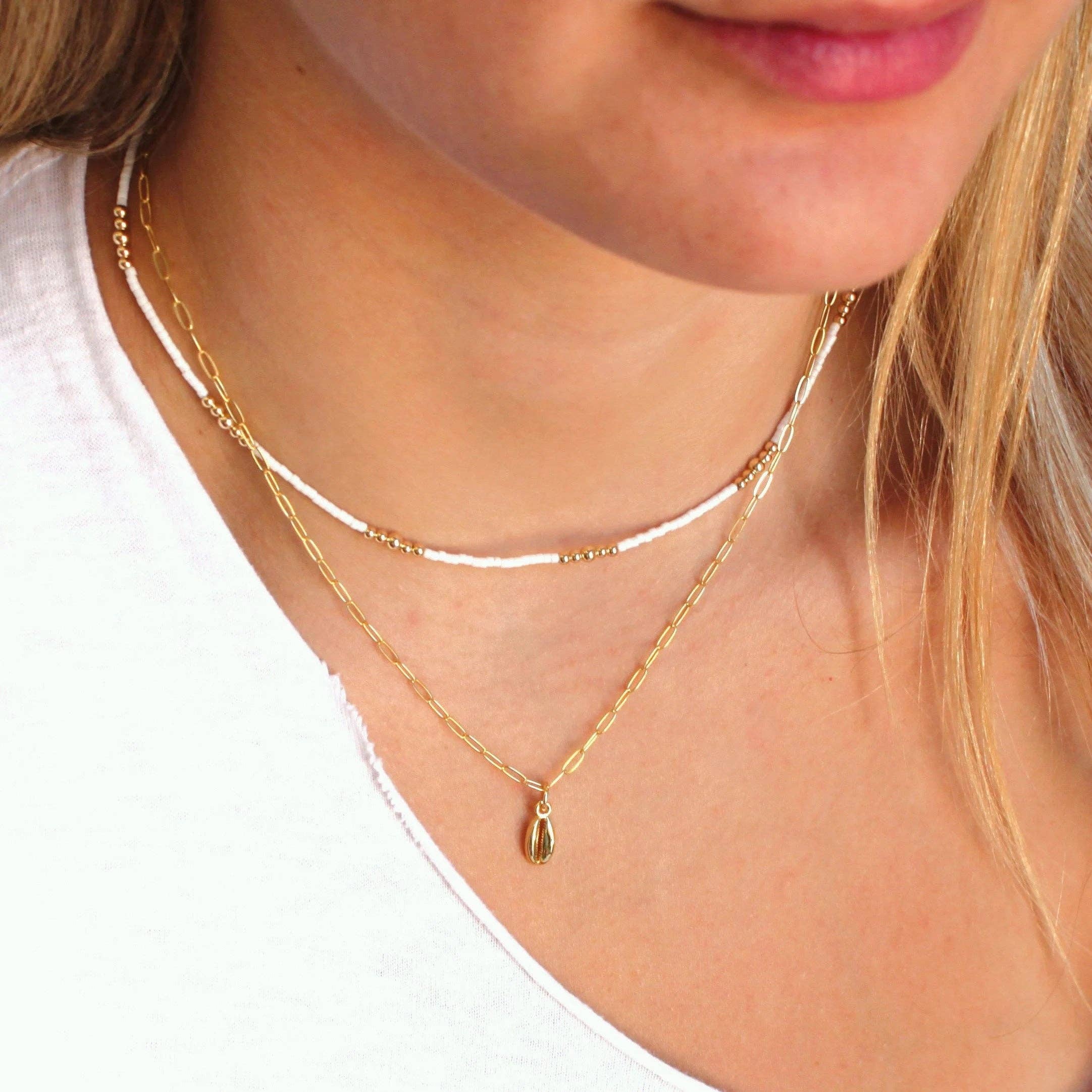 Cowrie Shell Pendant Necklace: 18 inch