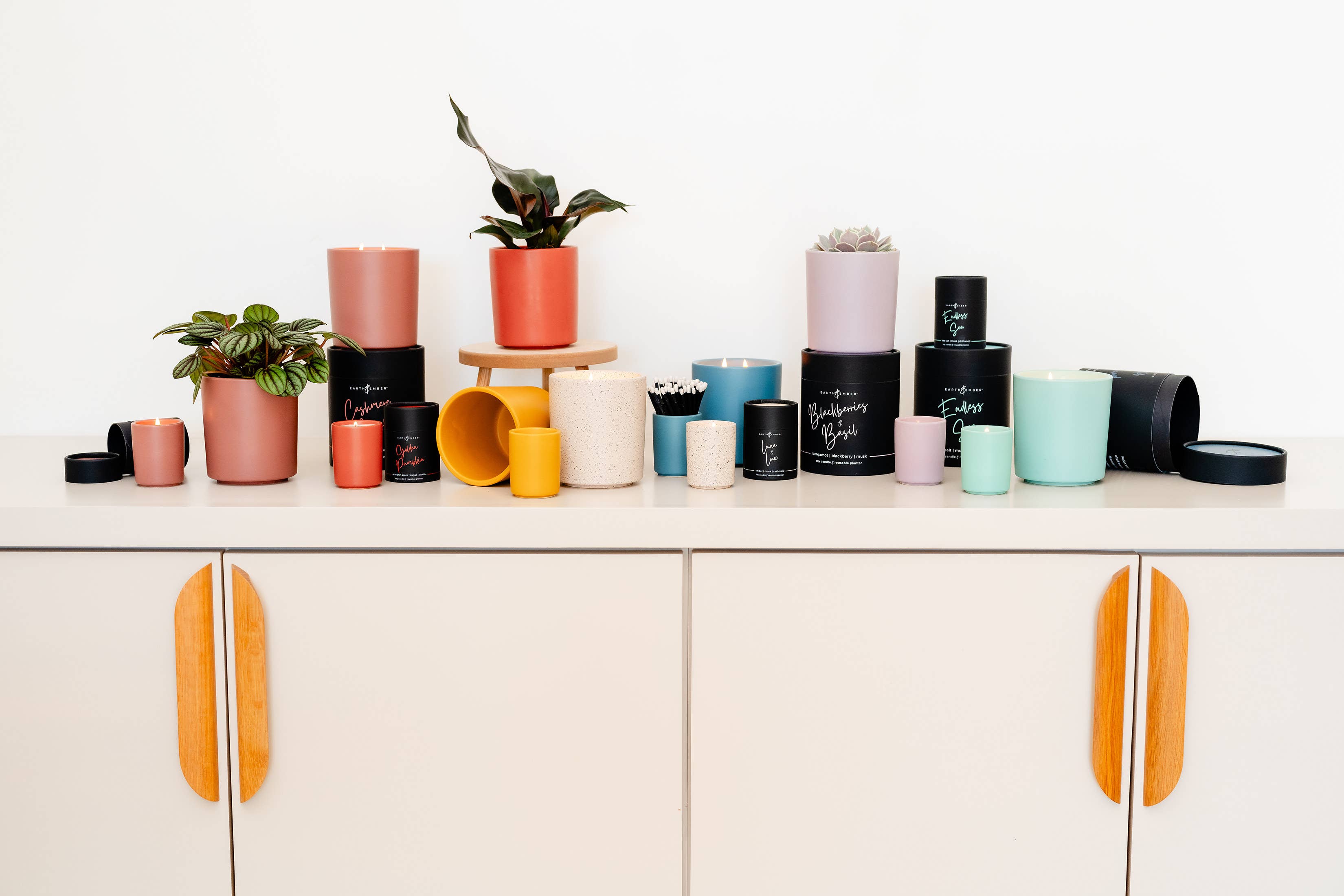 Earth & Ember 13 oz Candle: Coastal Cedarwood