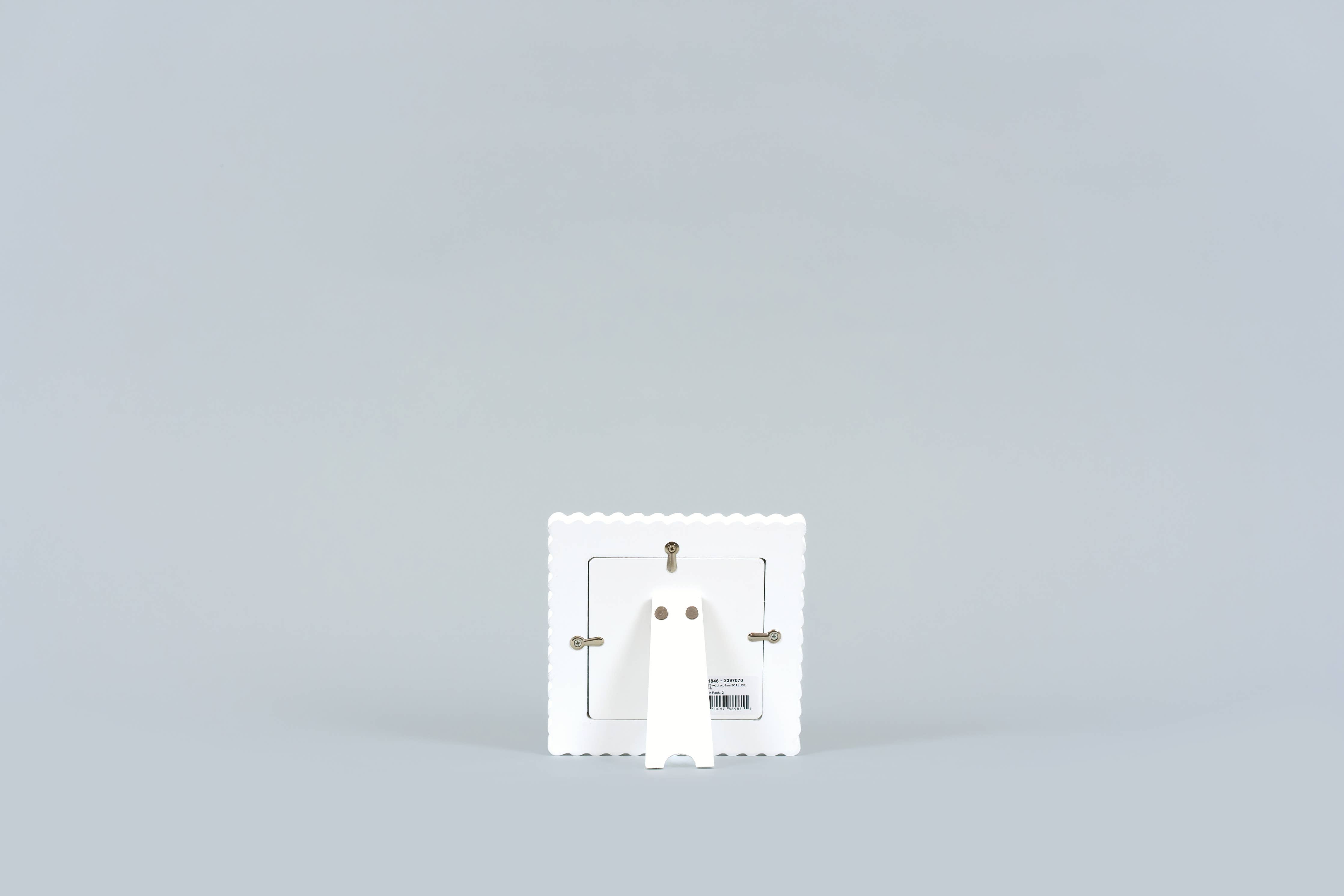 6x6x1 wood photo frame (SCALLOP) holds (4x4) pic