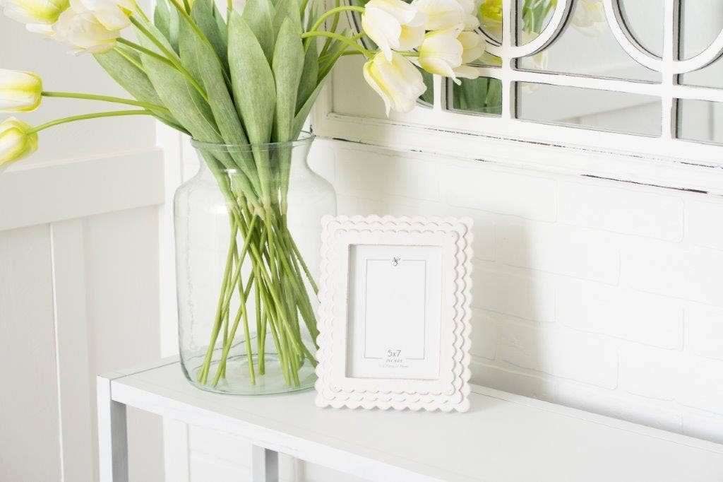 8x10x1 wood photo frame (SCALLOP) w/ (5x7) pic