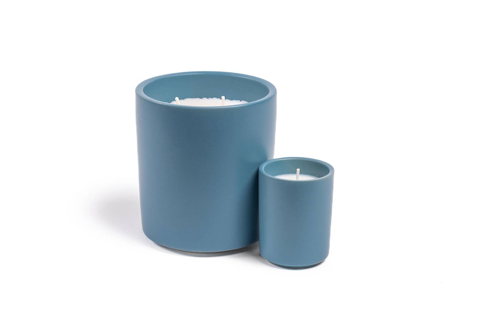 Earth & Ember 13 oz Candle: Coastal Cedarwood